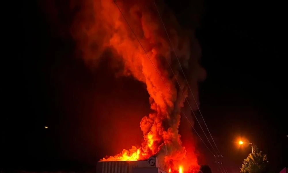 Λαμία: Στις φλόγες το εργοστάσιο που εμπλέκεται στην υπόθεση τροφικής δηλητηρίασης μαθητών
